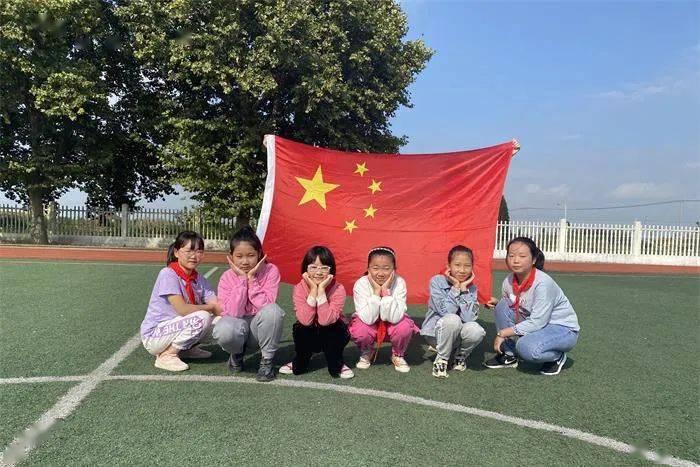 26岁从没谈过恋爱的男生，他认为不高，不帅，没有钱，不幽默的男生都找不到女朋友，你认为对吗？游戏画面
